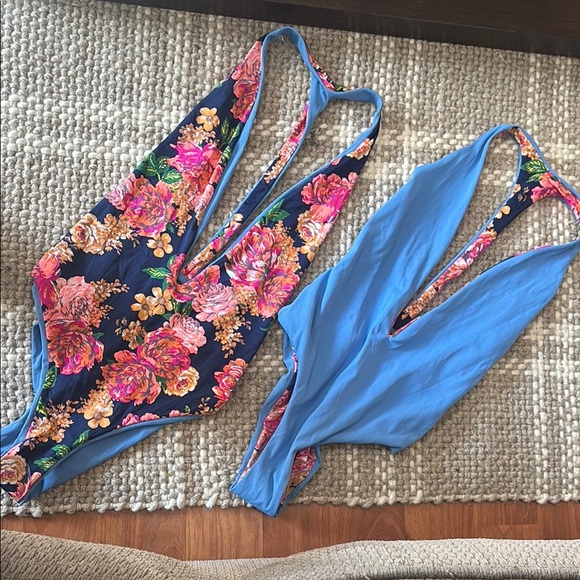 Maaji Floral and Blue Swimsuit reversible plunge - Picture 5 of 9